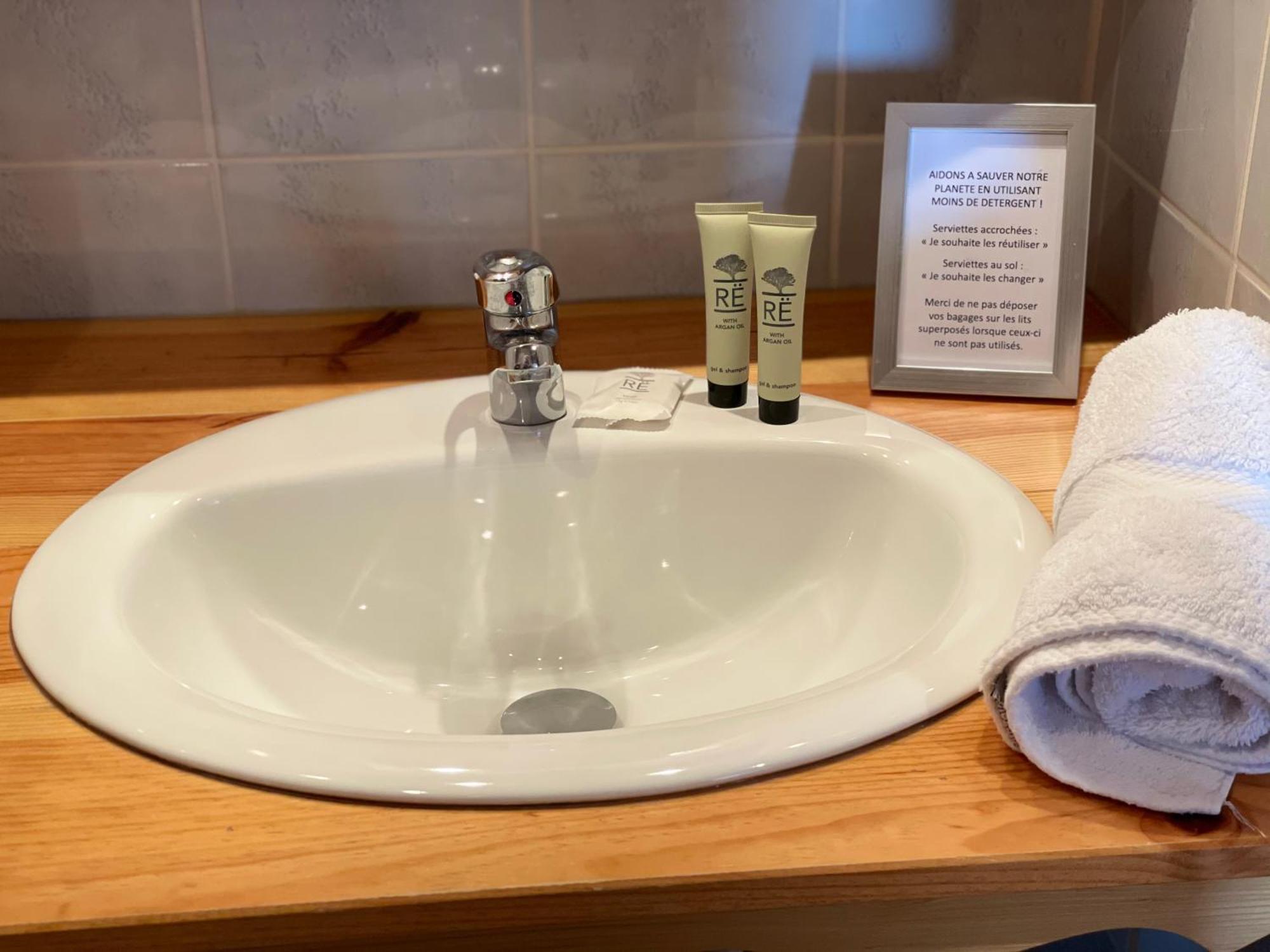 La Perelle Hotel Saint-Francois-Longchamp Bagian luar foto